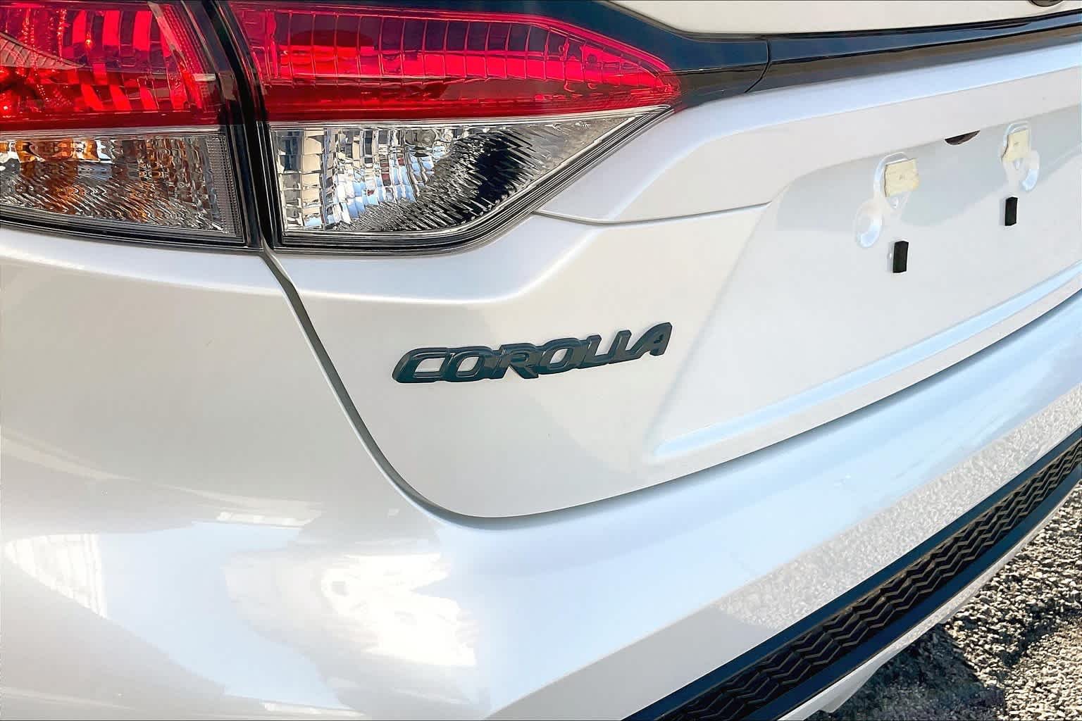 Used 2022 Wind Chill Pearl Toyota SE image 10