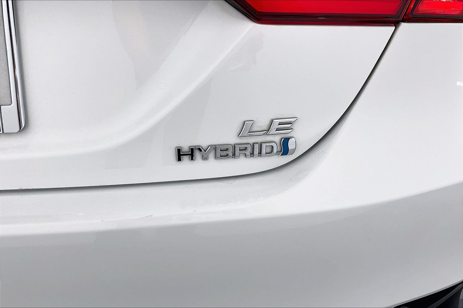 Used 2020 Super White Toyota LE image 7