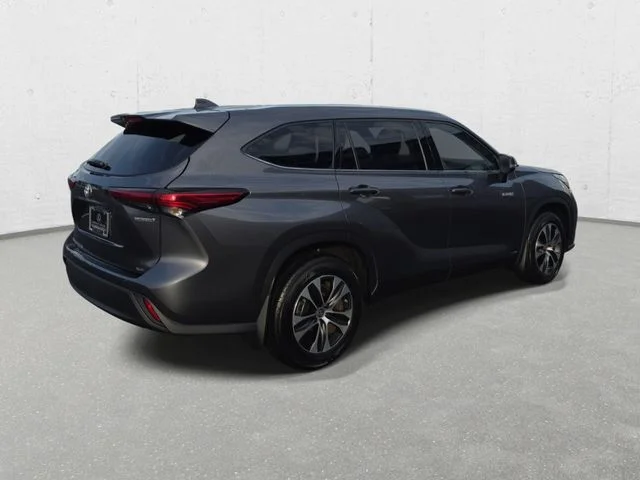 Used 2020 Magnetic Gray Metallic Toyota XLE image 5
