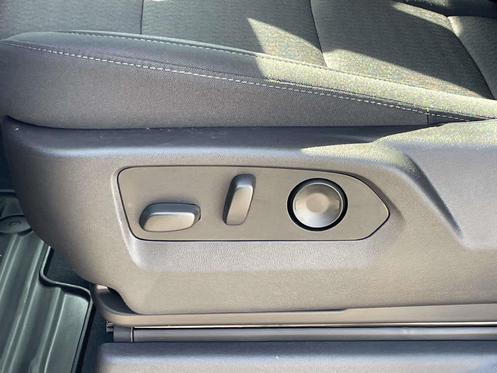 New 2026 Summit White Chevrolet LT (2FL) image 15