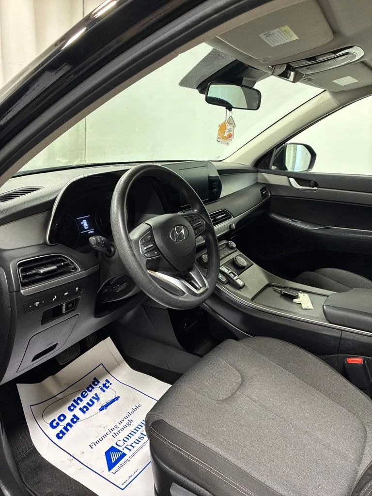 Used 2022 Black Hyundai SE image 10