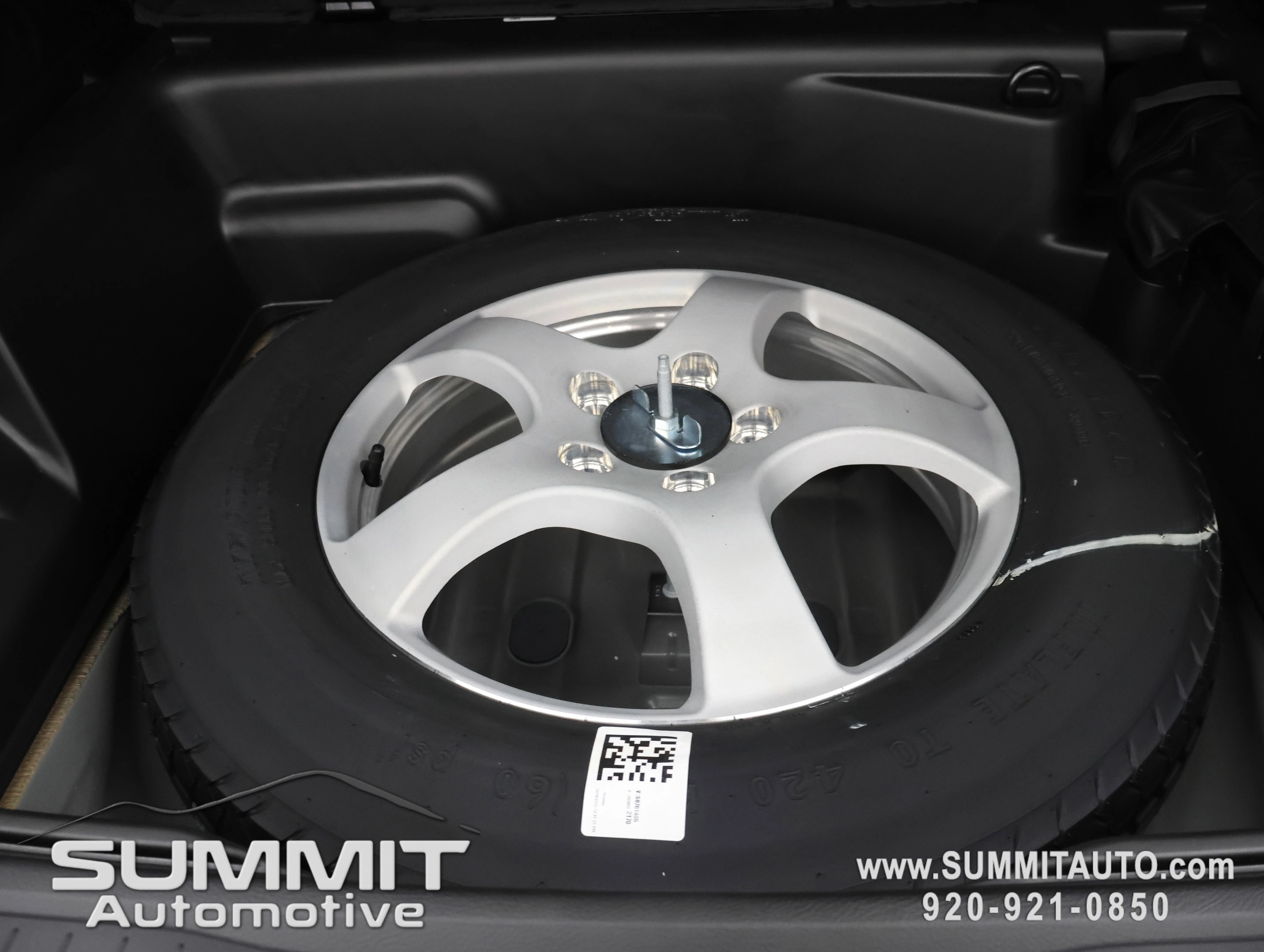New 2025 Diamond Black Crystal Pearl-Coat Exterior Paint Jeep Limited image 32
