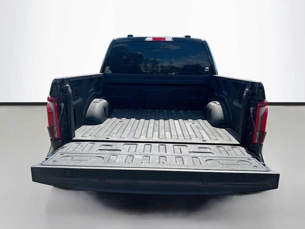 Used 2024  Ford Lariat image 9