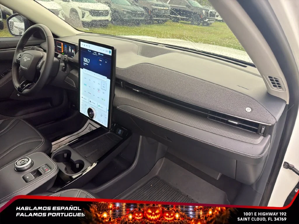 Used 2022  Ford Premium image 33
