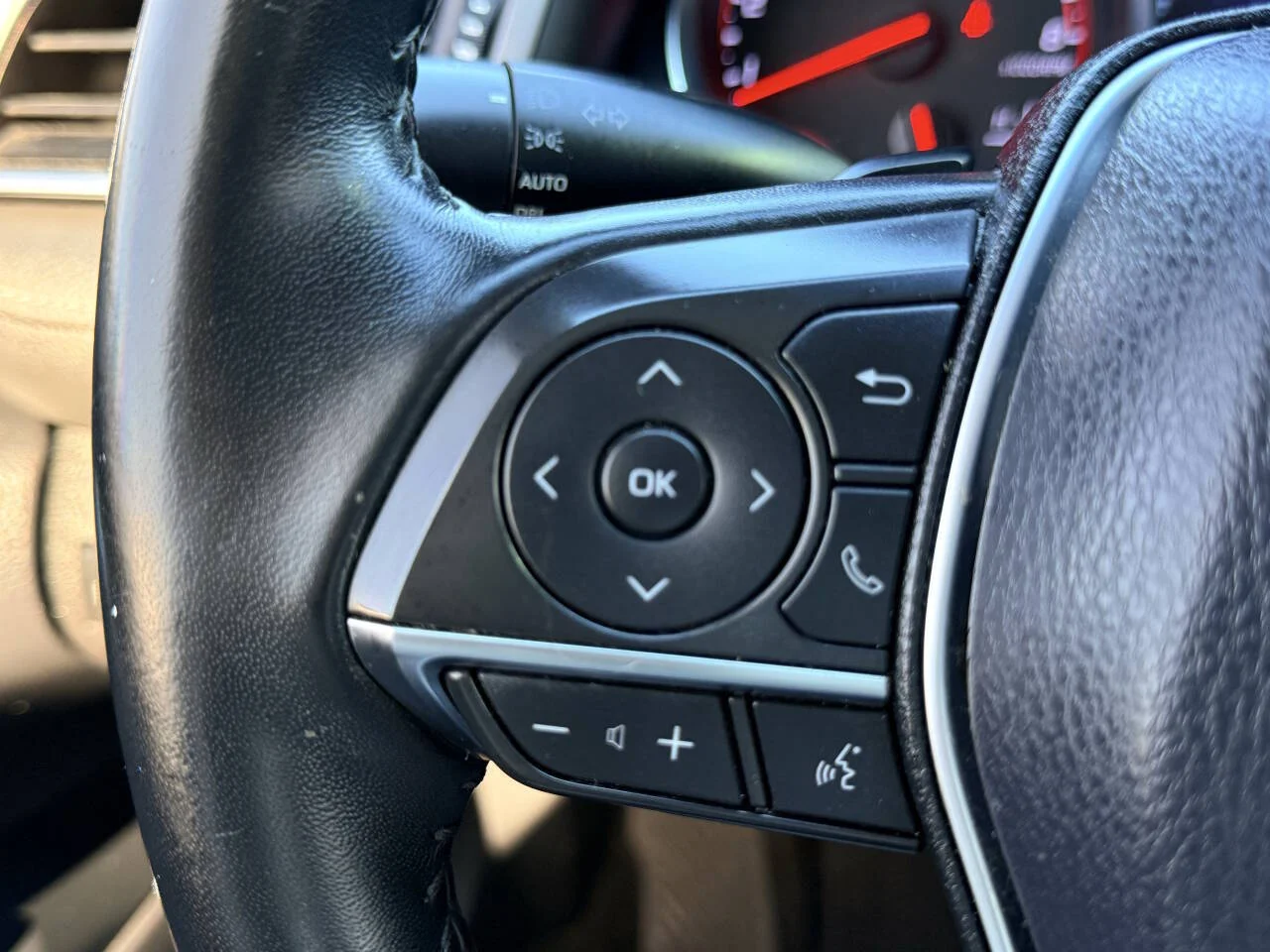 Used 2018 White Toyota XSE V6 4dr Sedan image 26