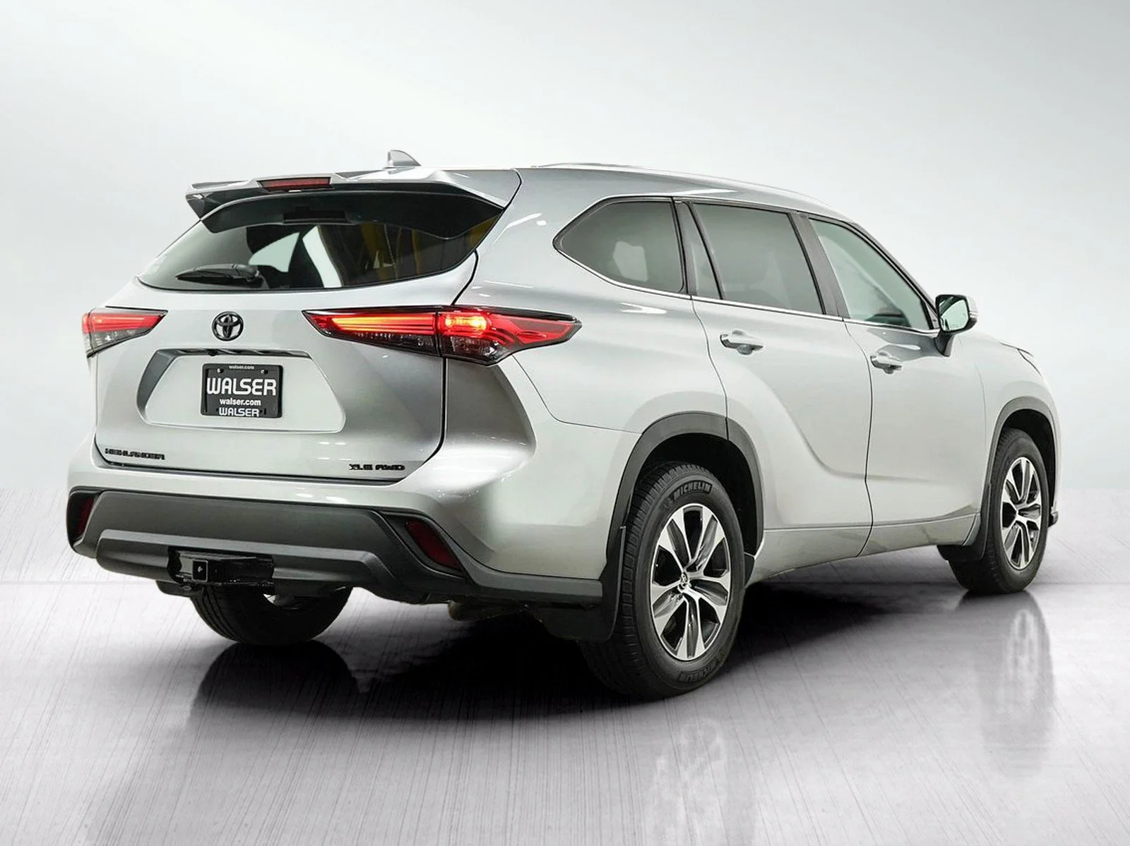 Used 2021 Silver Toyota 4D WAGON XLE AWD image 5
