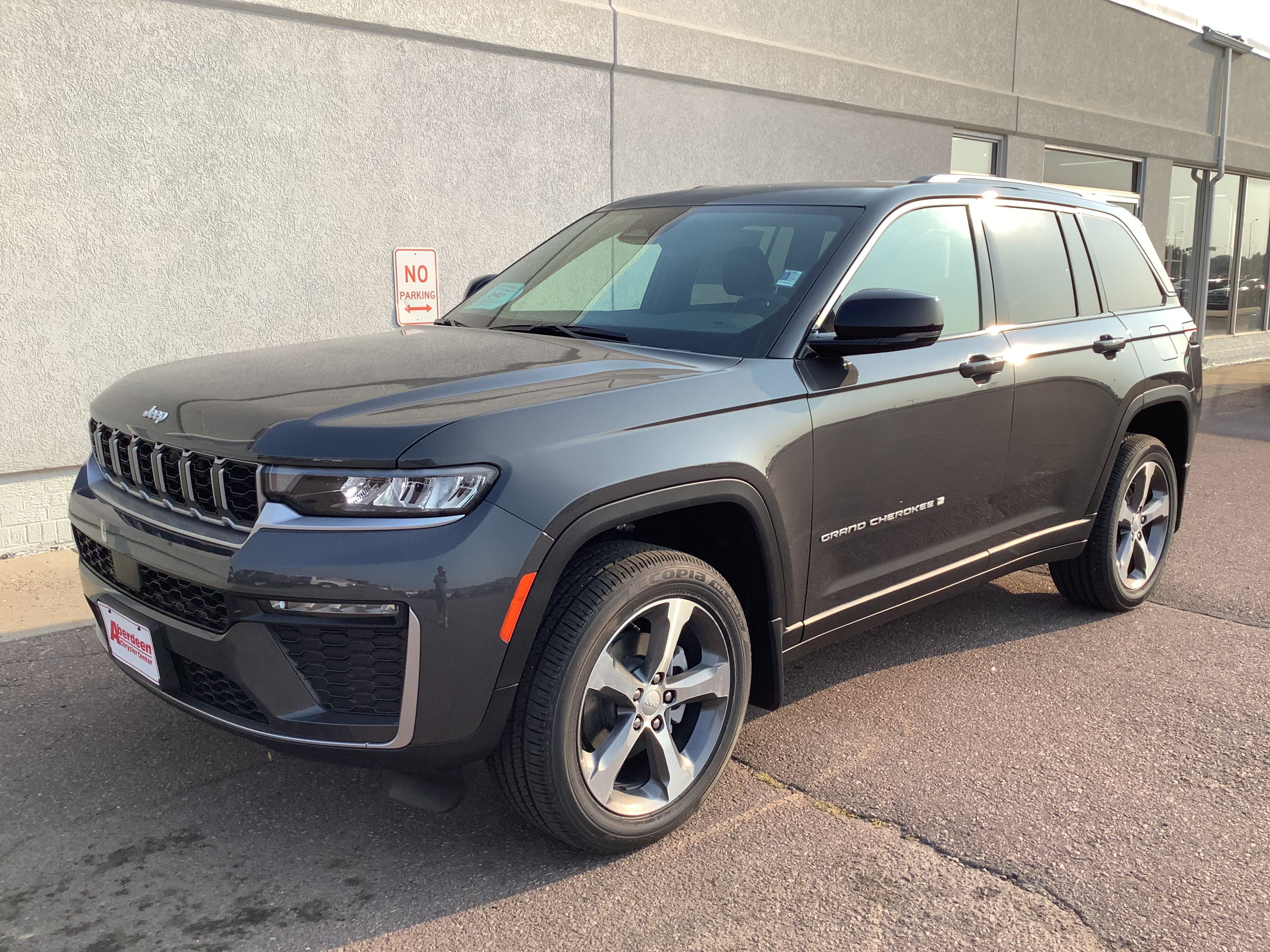 New 2026 Baltic Gray Metallic Clear-Coat Exterior Paint Jeep Limited image 3