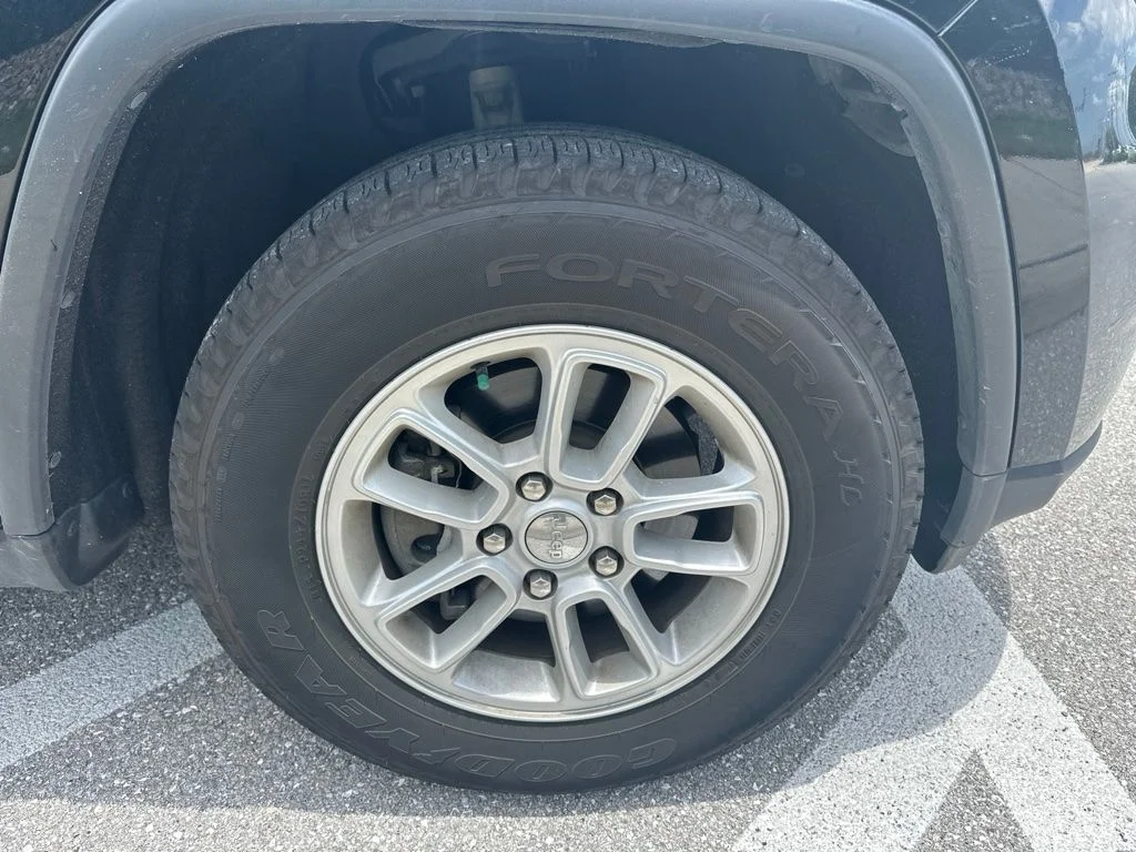 Used 2020 Diamond Black Jeep Laredo E image 15