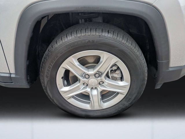 Used 2024  Jeep Latitude image 10
