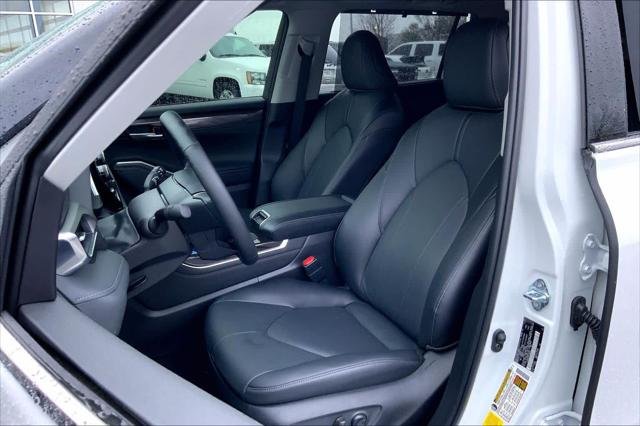 Certified Used 2025 WIND CHILL PEARL Toyota  image 8