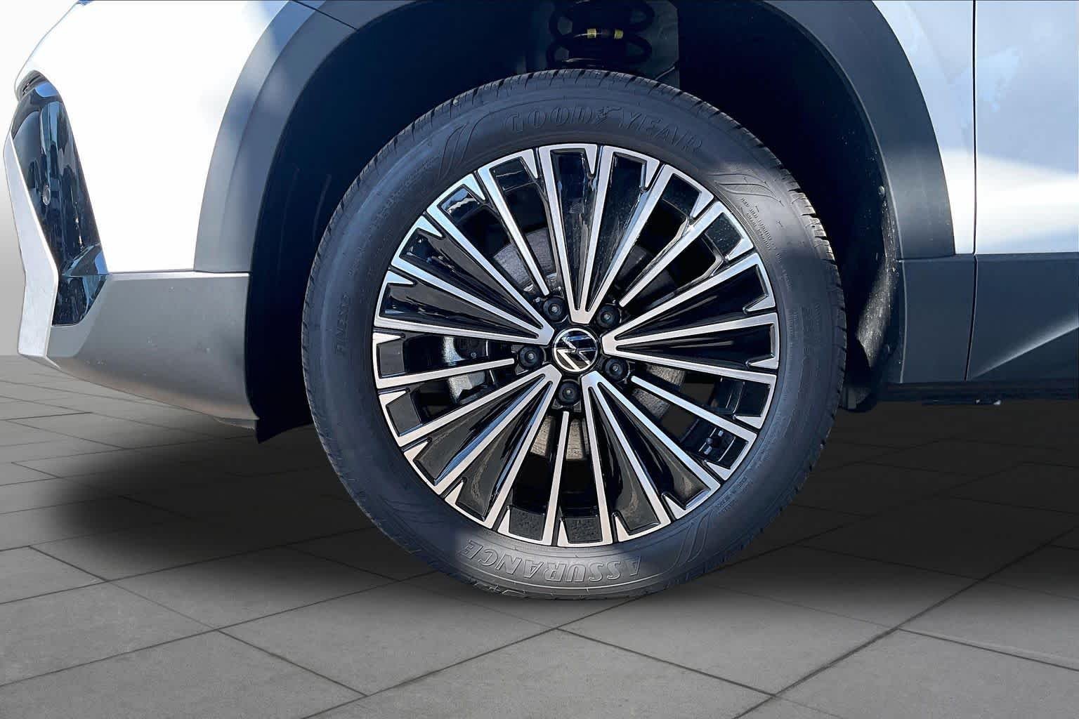 New 2027 Pure White exte Volkswagen SE image 11