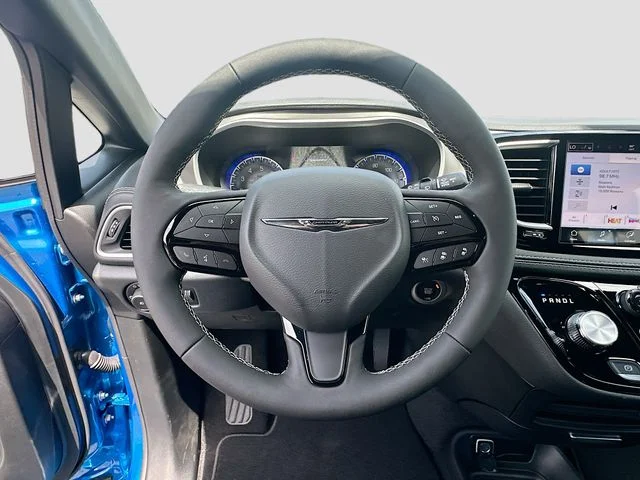 New 2026 Hydro Blue Pearl-Coat Exterior Paint Chrysler Select image 8
