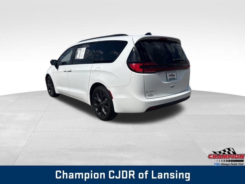 Used 2025 Bright White Clearcoat Chrysler Limited image 5