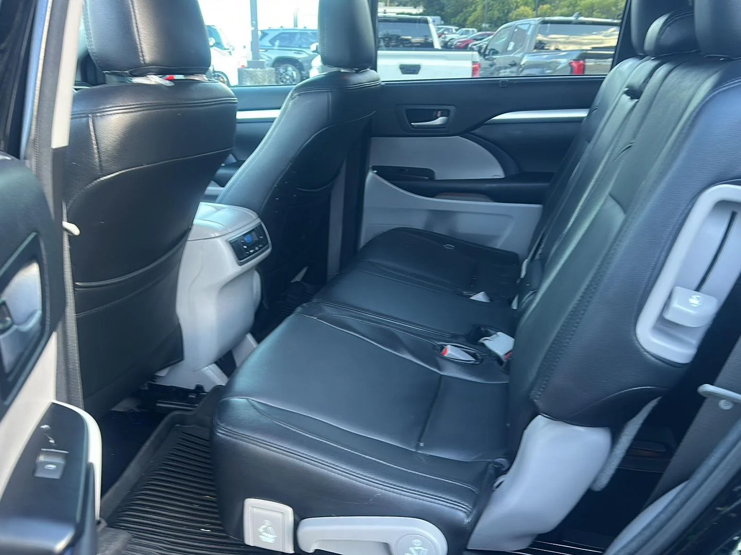 Used 2018 Midnight Black Metallic Toyota XLE image 9