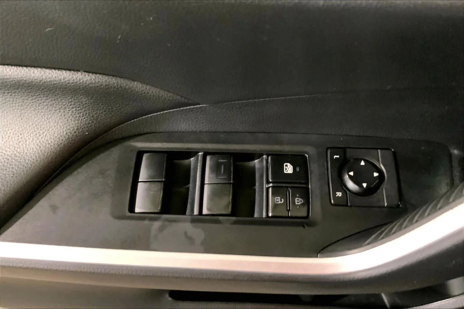 Used 2020 Midnight Black Metallic Toyota XLE image 36