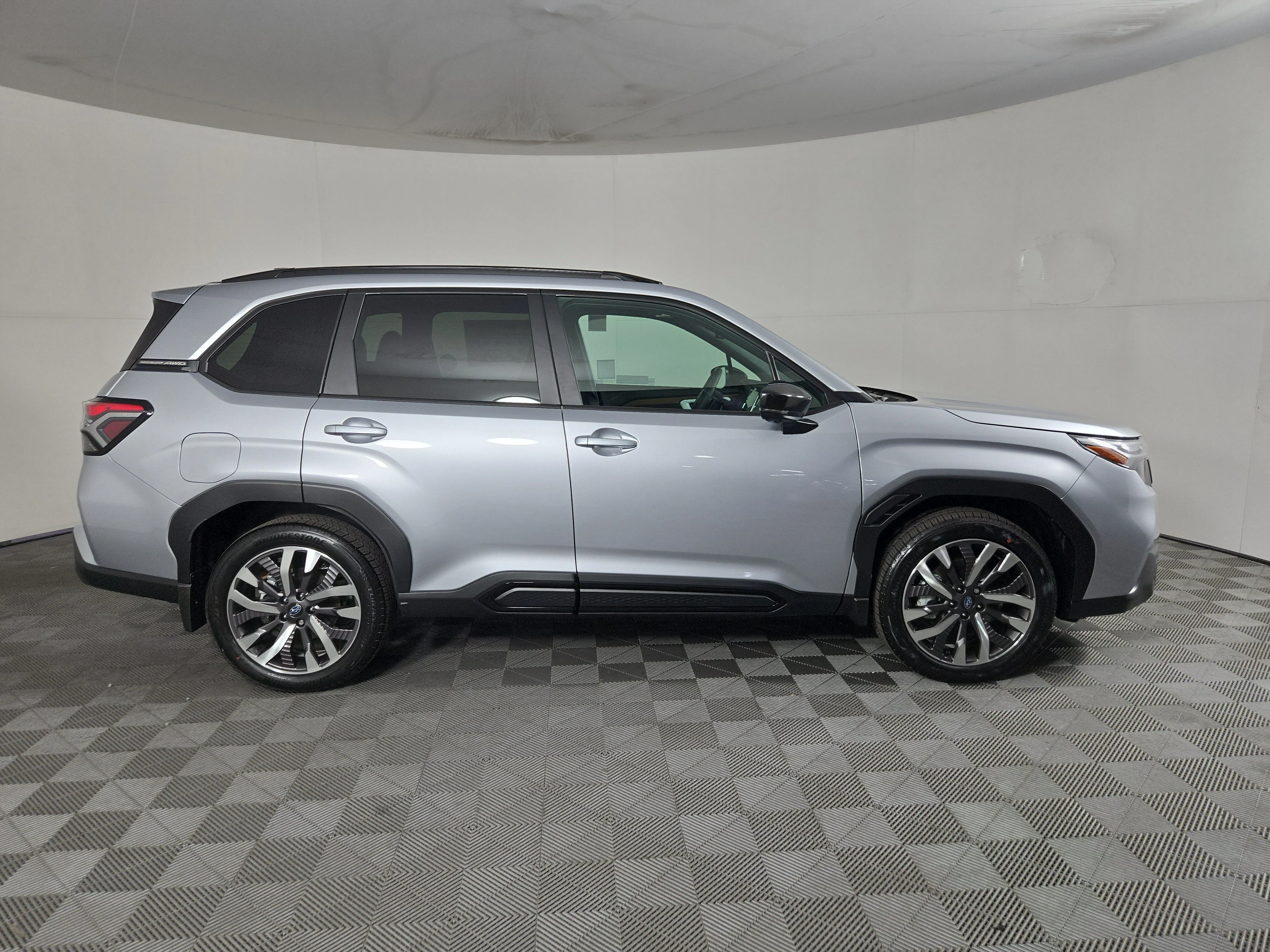 New 2026 ICE SILVER METALLIC Subaru Touring image 3
