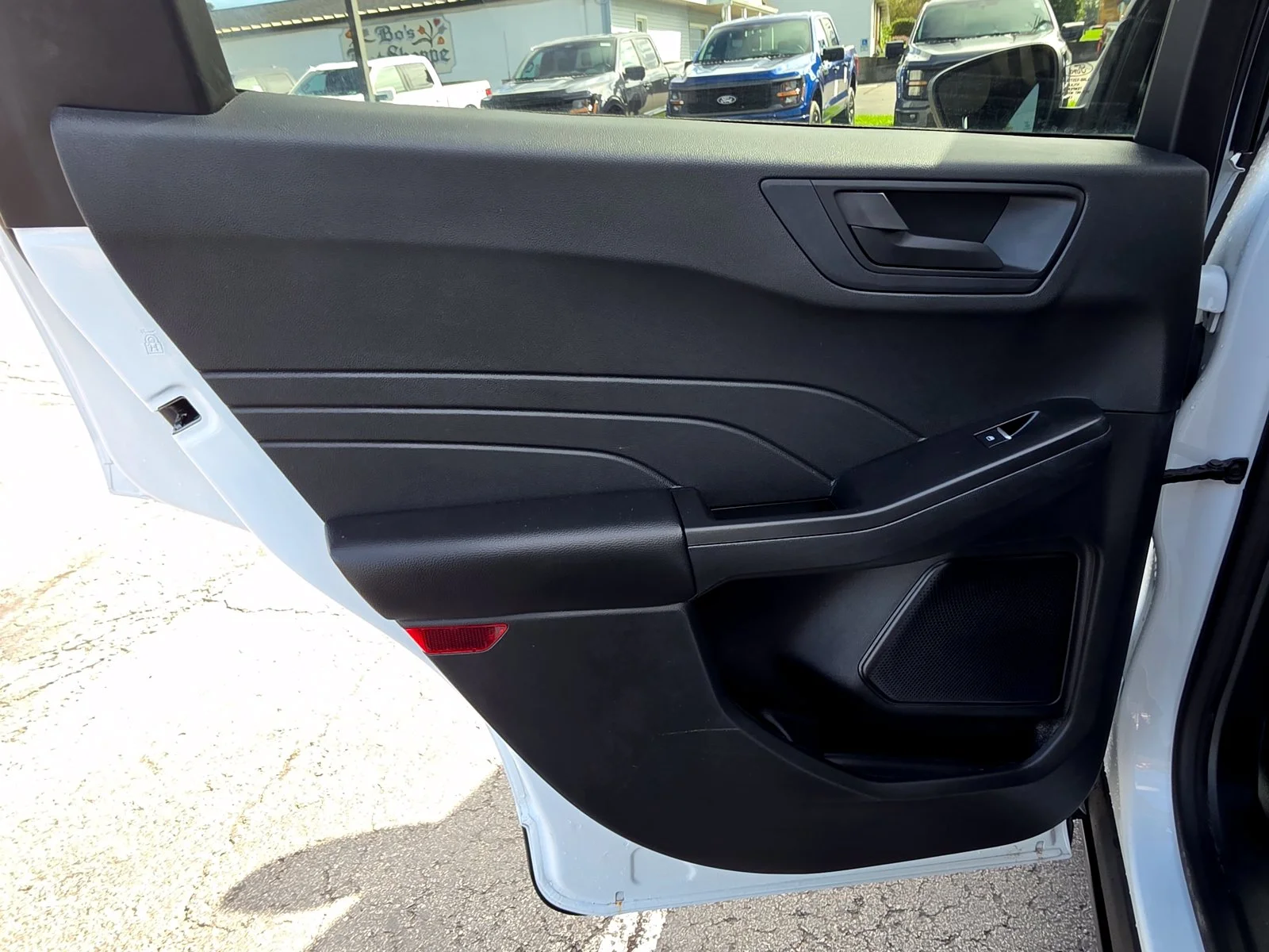 Used 2022 Oxford White Ford SE image 22