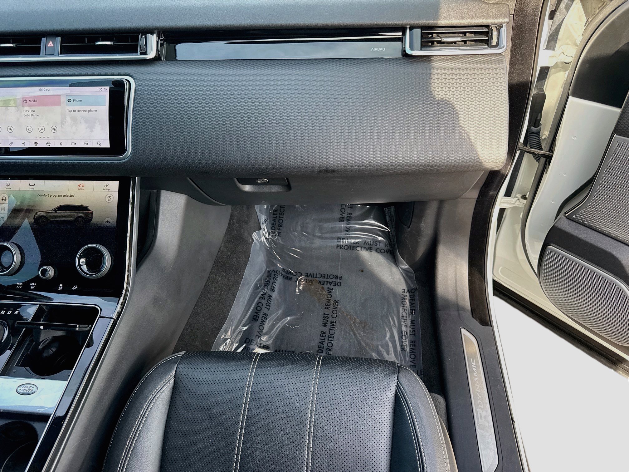Used 2019 White Land Rover R-Dynamic SE image 17
