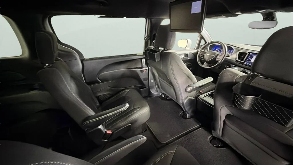 Used 2019 White Chrysler Touring Plus image 35