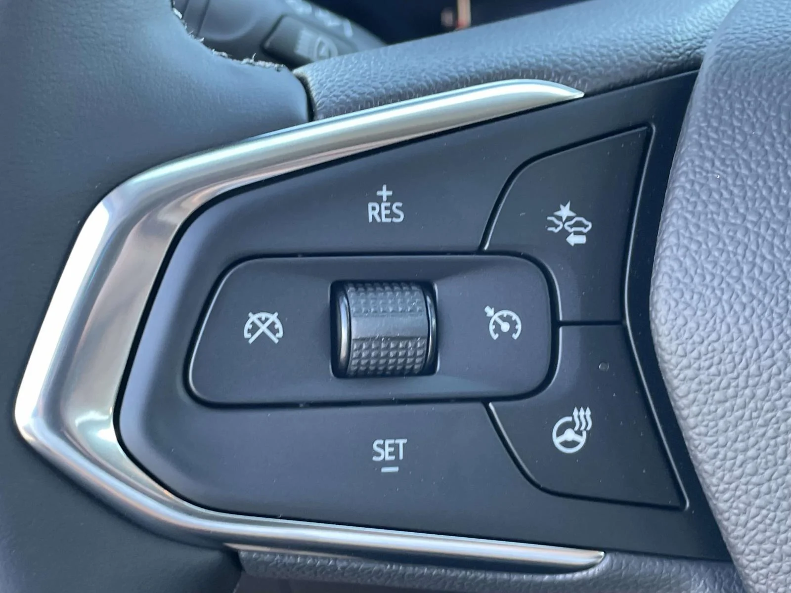New 2026 Mosaic Black Metallic Chevrolet ACTIV image 27