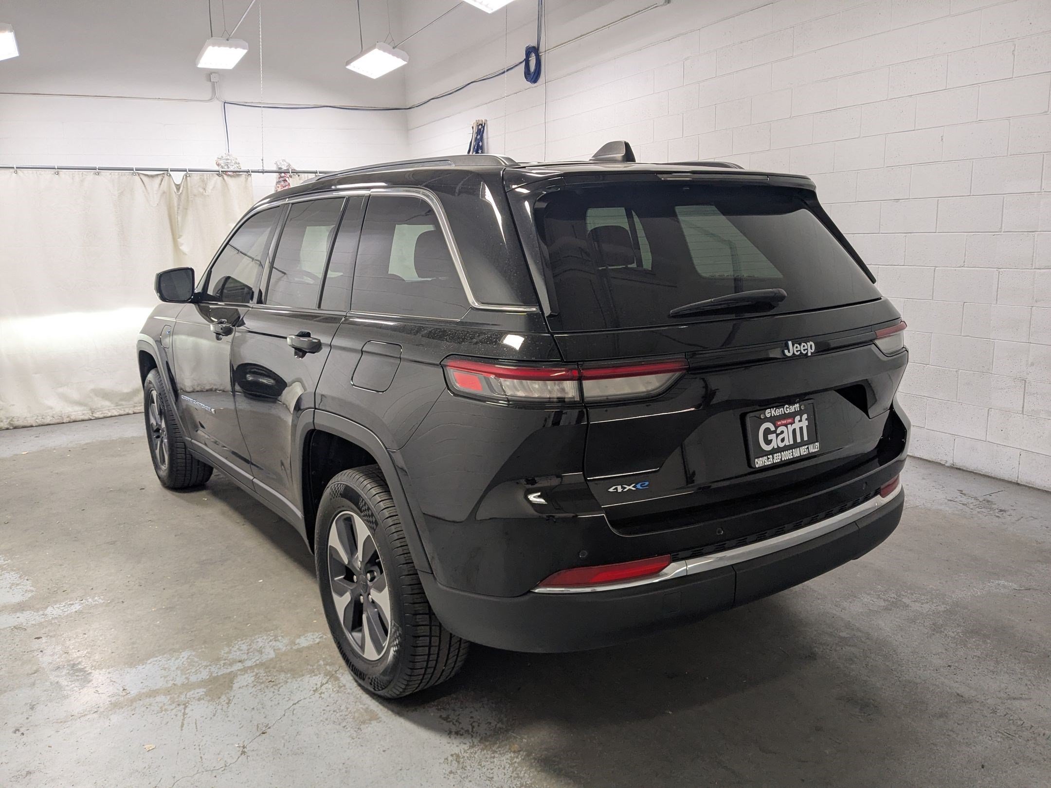 Used 2022 Diamond Black Crystal Pearlcoat Jeep 4xe image 7