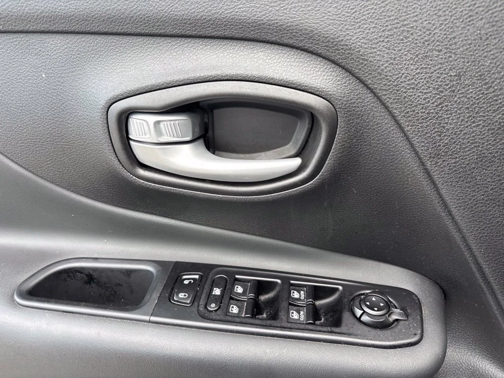 Used 2023 Blue Jeep Latitude image 13