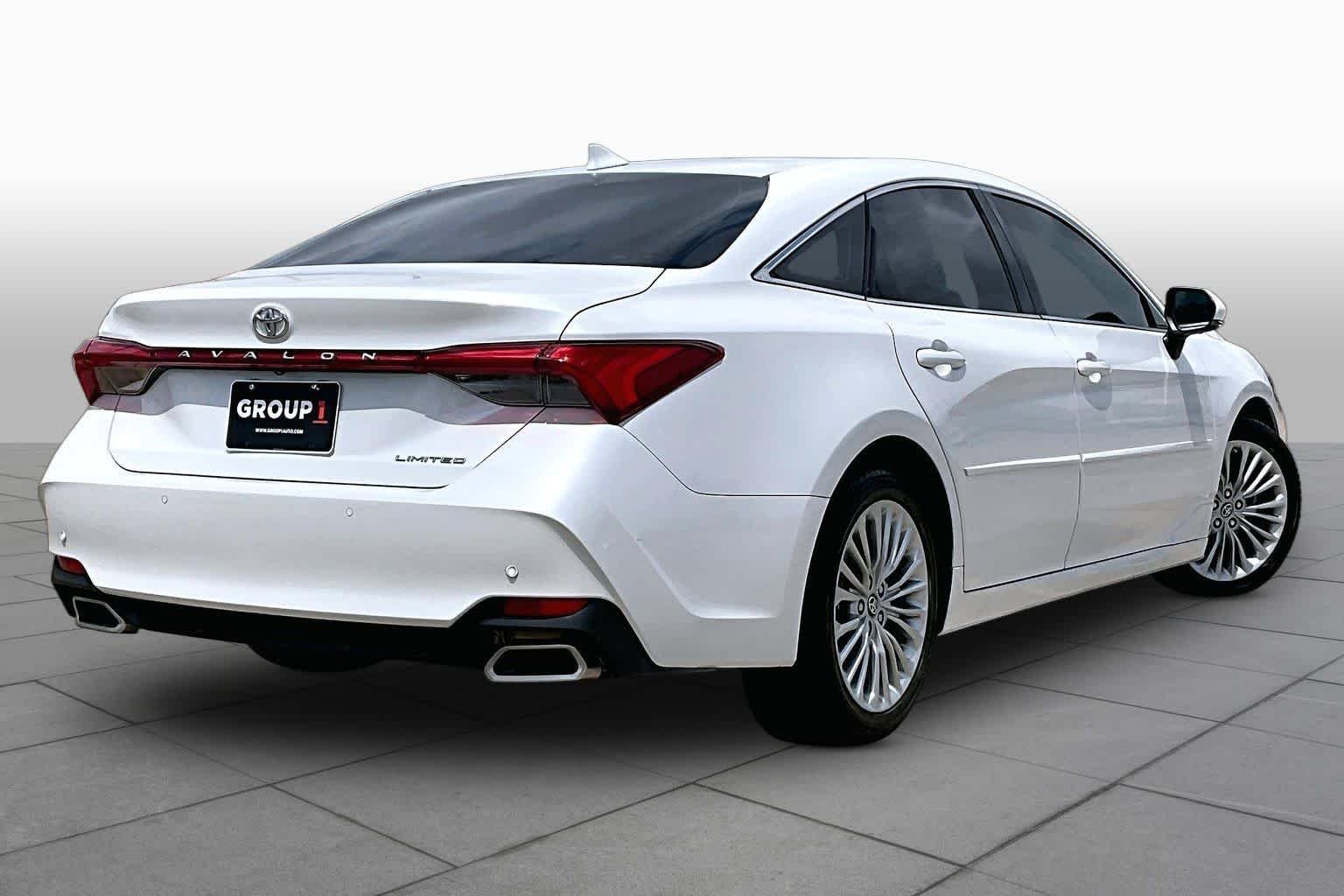 Used 2019 Wind Chill Pearl Toyota Limited image 13