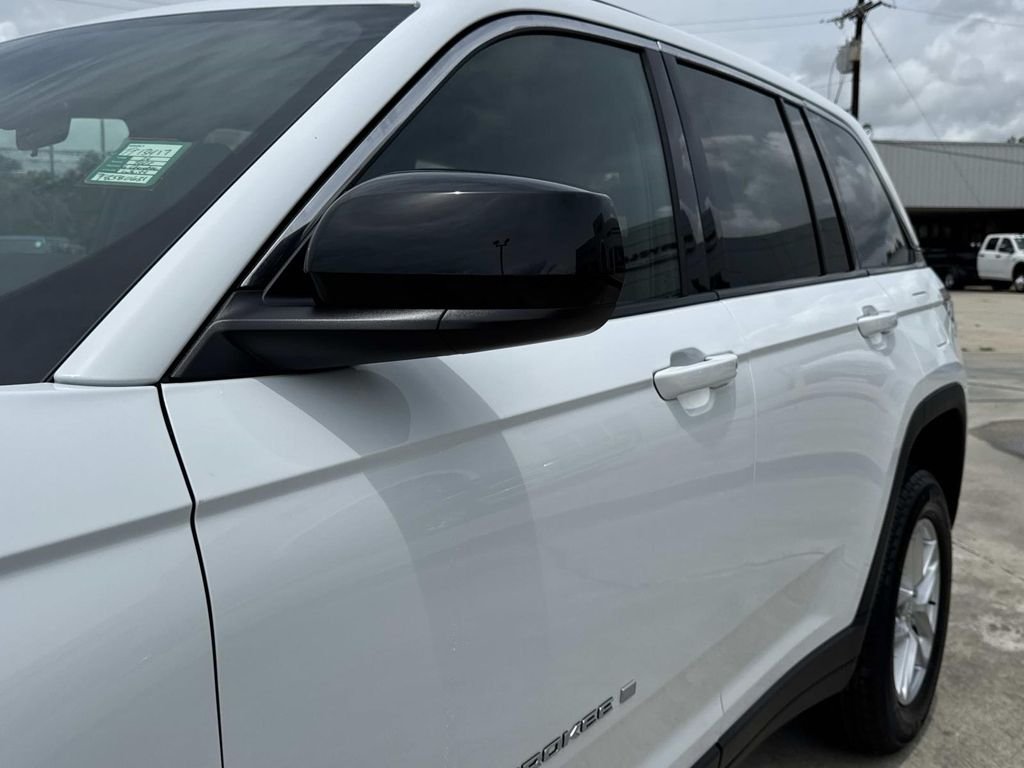 New 2026 Bright White Clear-Coat Exterior Paint Jeep Laredo X image 7