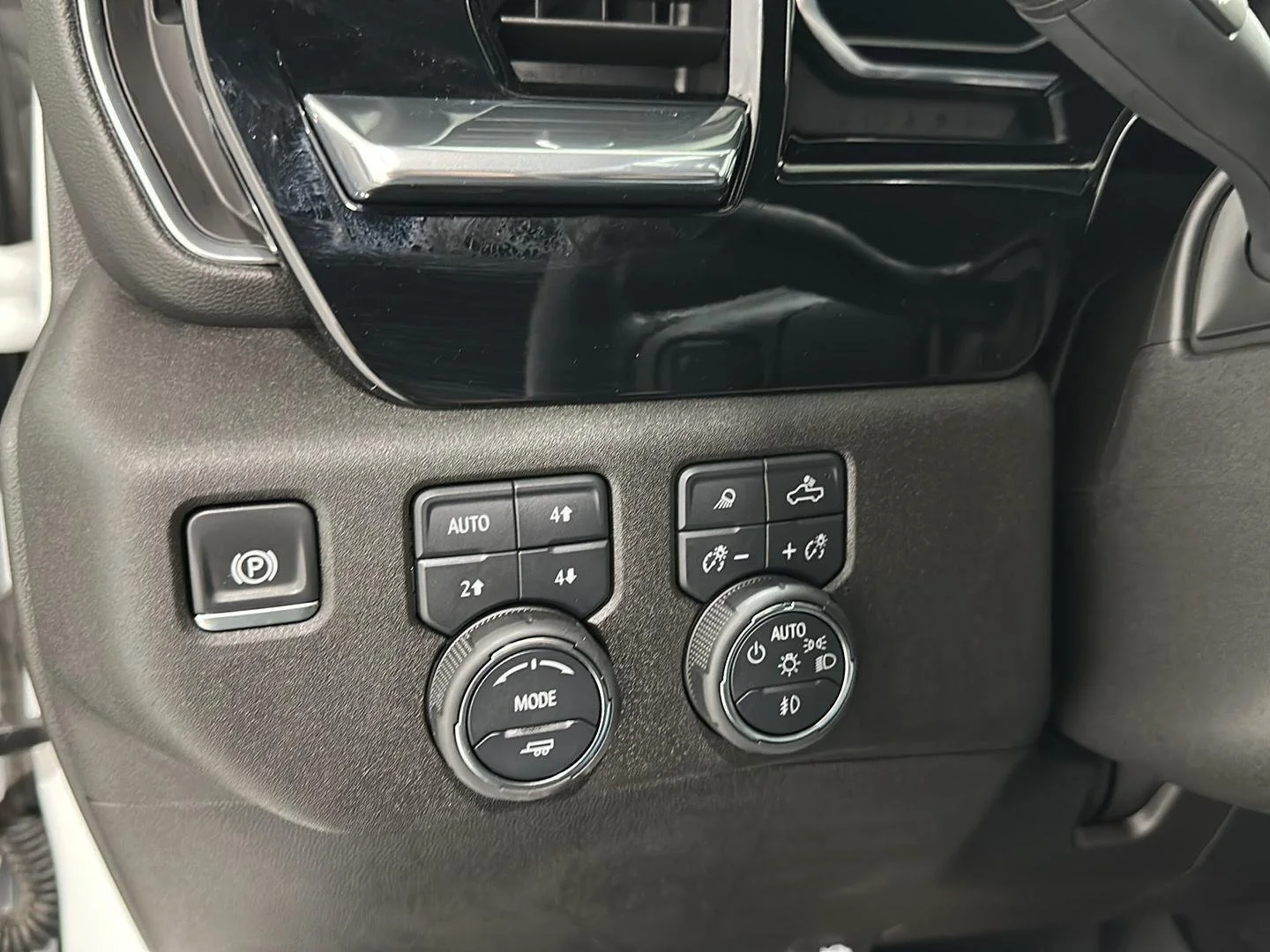 Used 2025 Summit White Chevrolet LT image 17