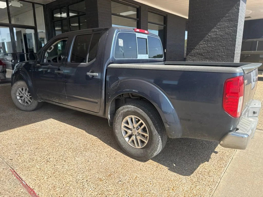 Used 2016 Blue Nissan SV image 2