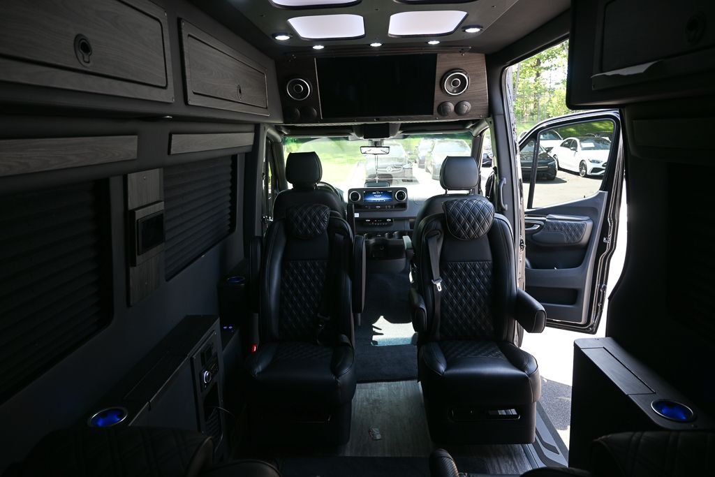 Used 2025 Black OG Luxury Coach VCB10OB image 18