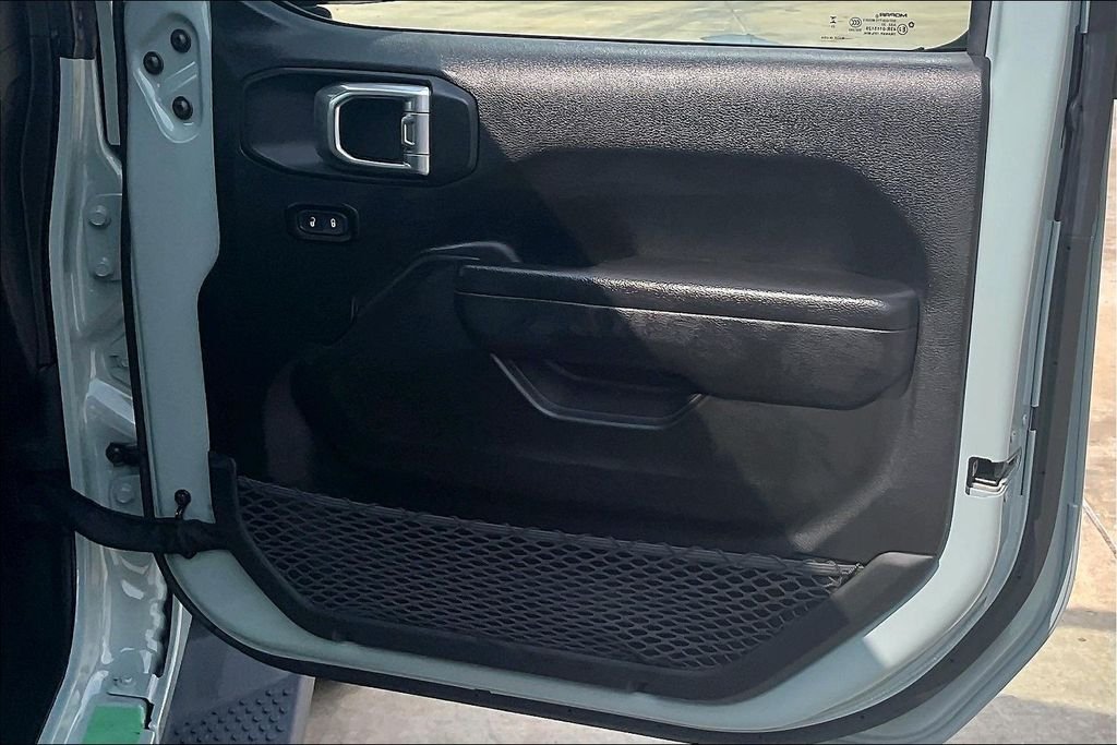 Used 2024  Jeep Sport S image 22