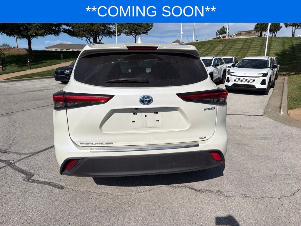 Used 2021 White Toyota XLE image 9