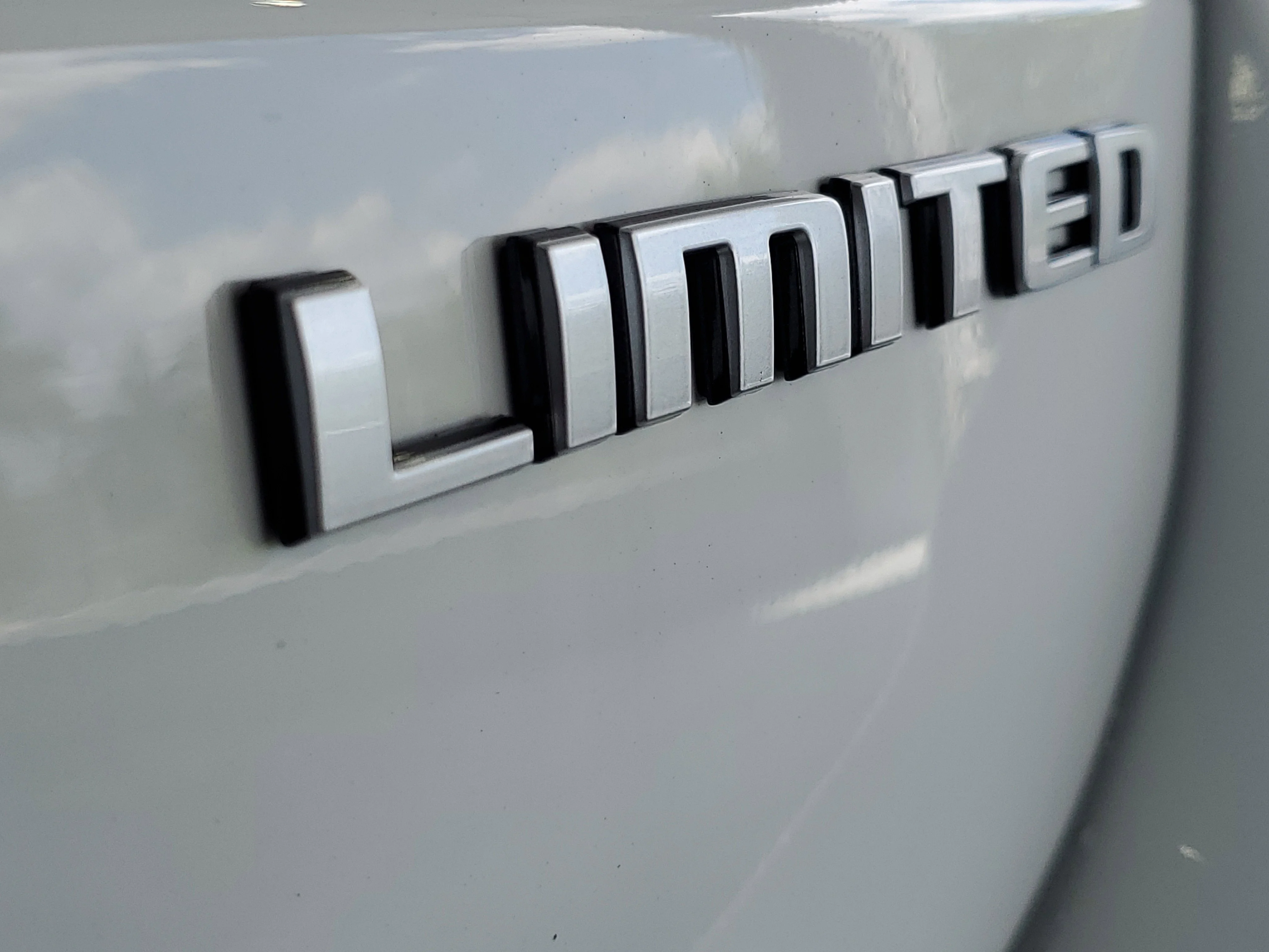 New 2026 Bright White Clear-Coat Exterior Paint Jeep Limited image 5