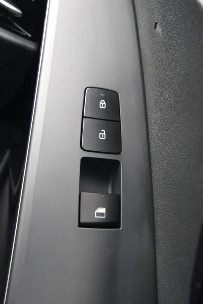 Used 2023 Black Kia Wind image 25