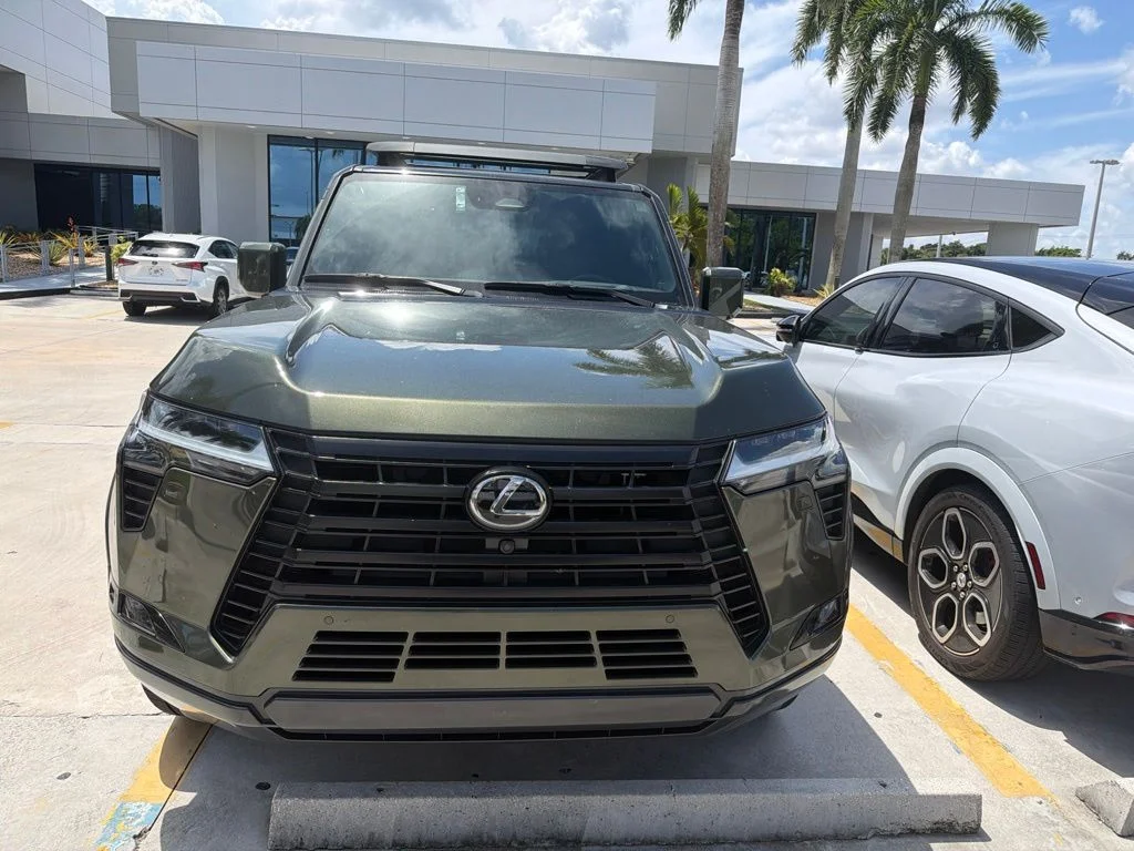Used 2024 Nori Green Pearl Lexus 550 Luxury image 4