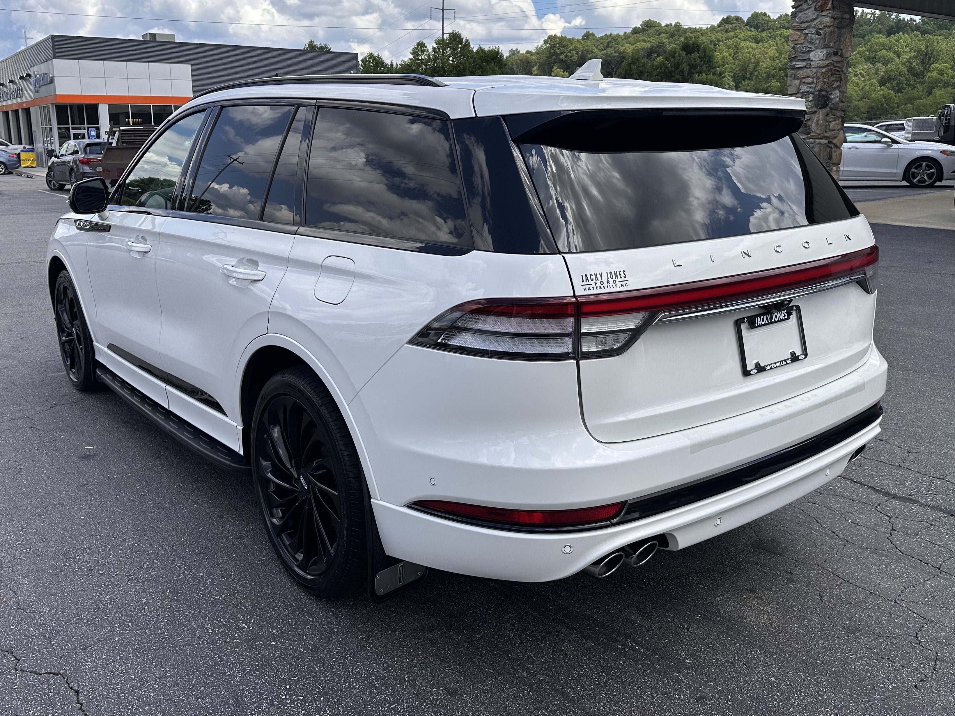 Used 2023 Pristine White Metallic Tri-Coat Lincoln Reserve image 8