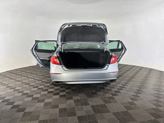 Used 2018  Honda Touring image 18
