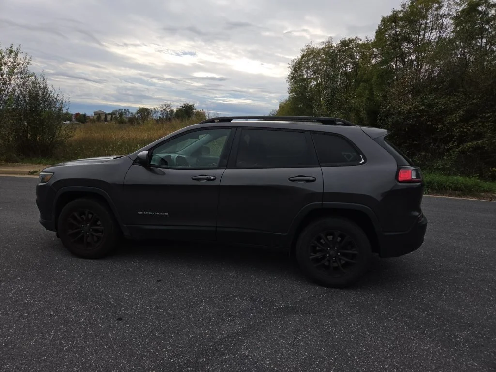 Used 2019 Gray Jeep Latitude Plus image 6