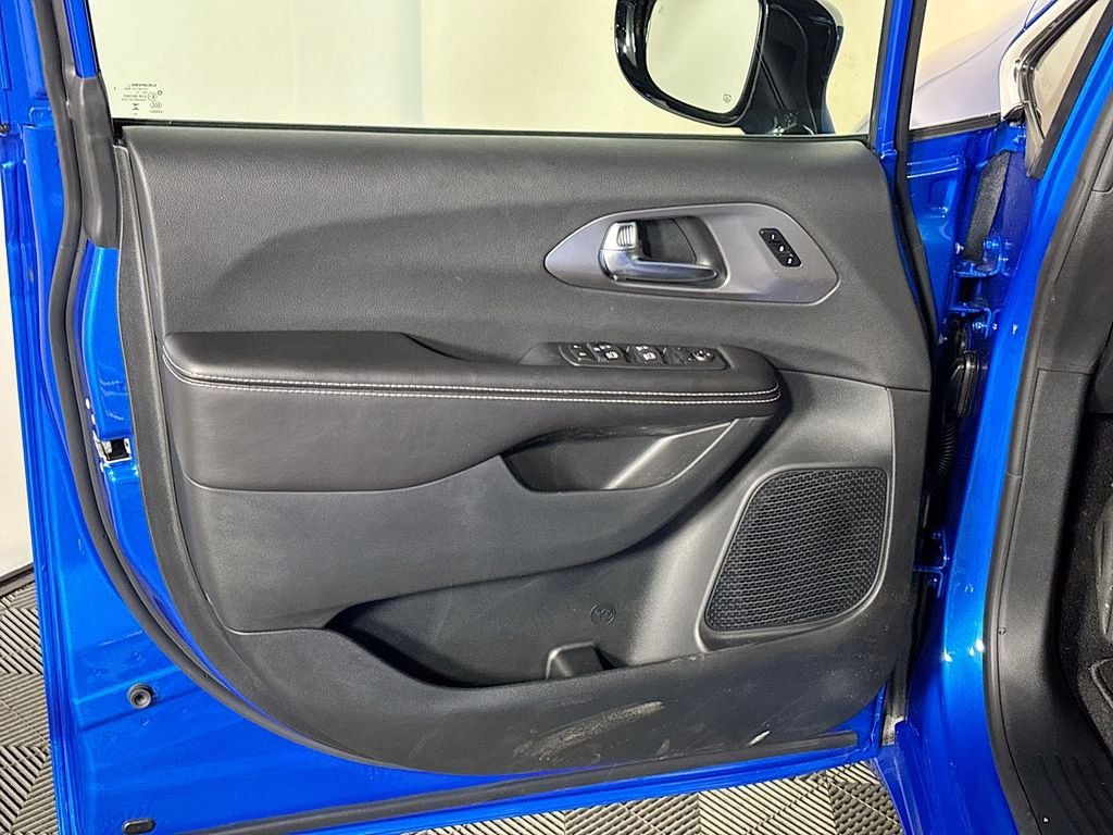 New 2026 Hydro Blue Pearl-Coat Exterior Paint Chrysler  image 10