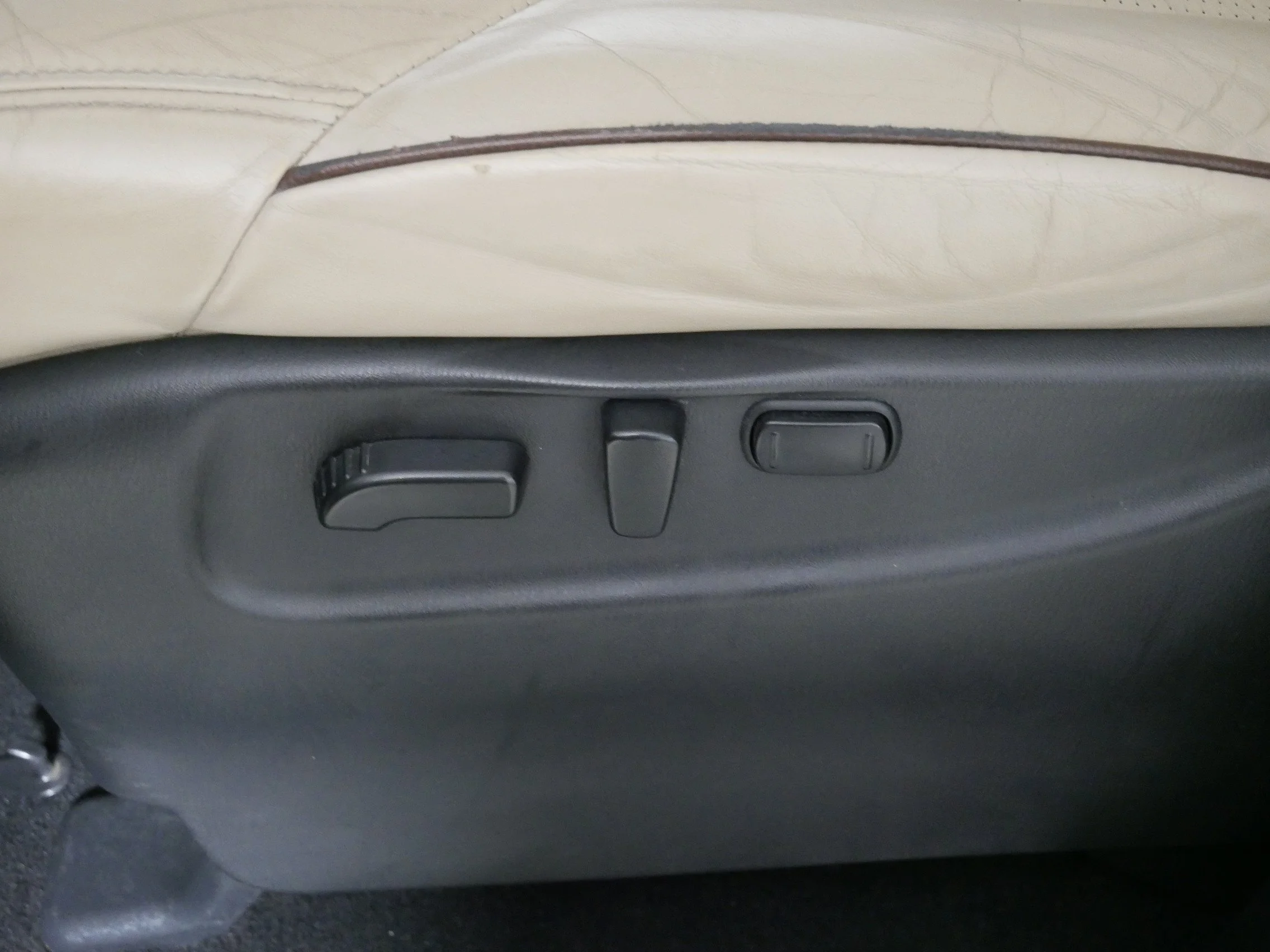Used 2017 Pearl White Nissan Platinum image 20