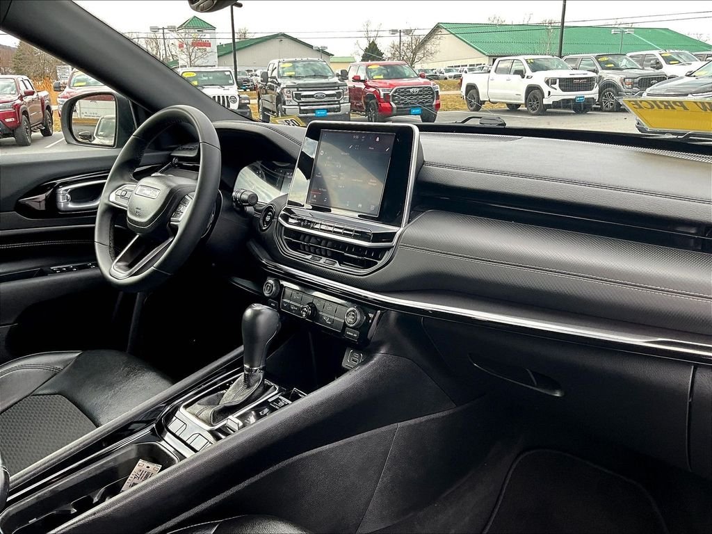 Used 2022 Gray Jeep Latitude image 14