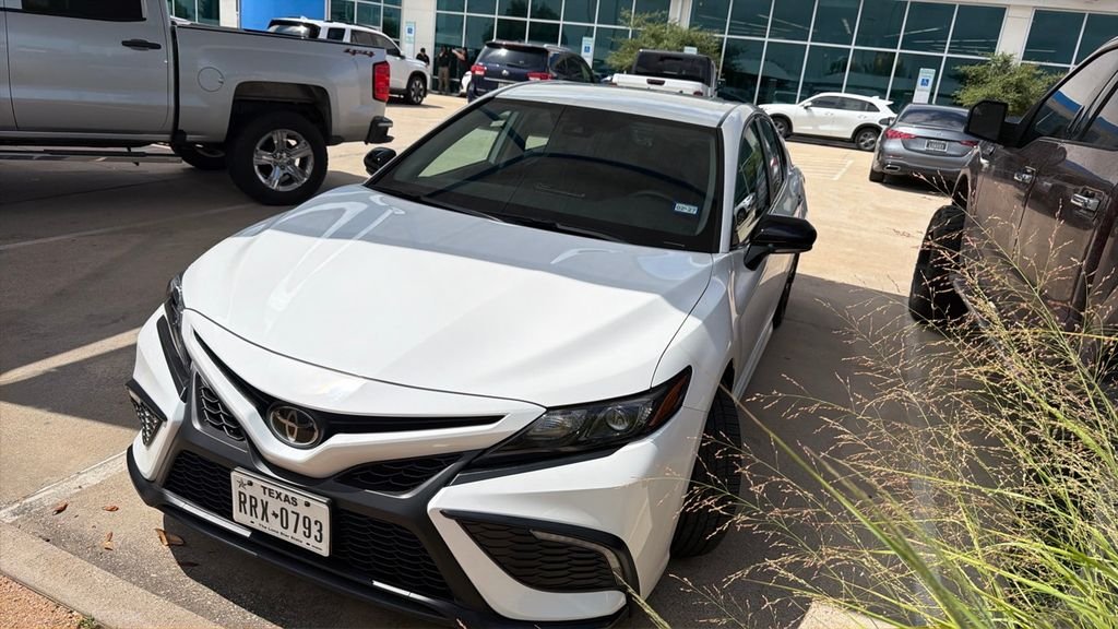 2022 Toyota Camry SE Nightshade's photo