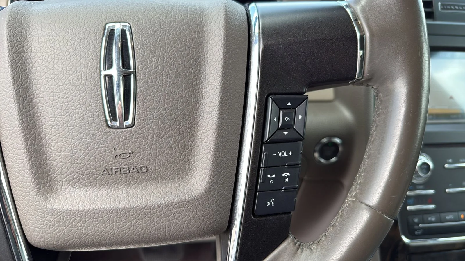 Used 2017 White Lincoln Select image 10