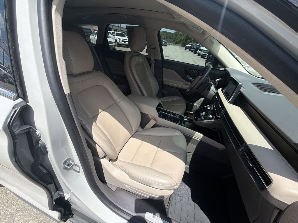Used 2022 White Lincoln Reserve image 25