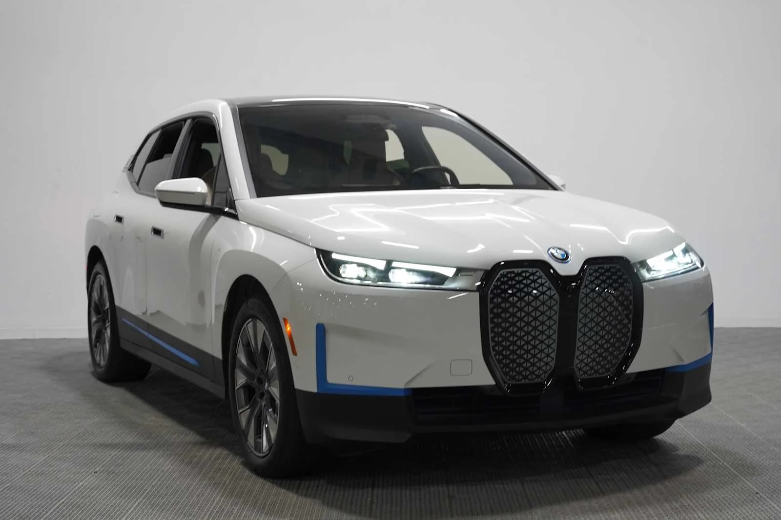Certified Used 2024 Alpine White BMW xDrive50 image 3