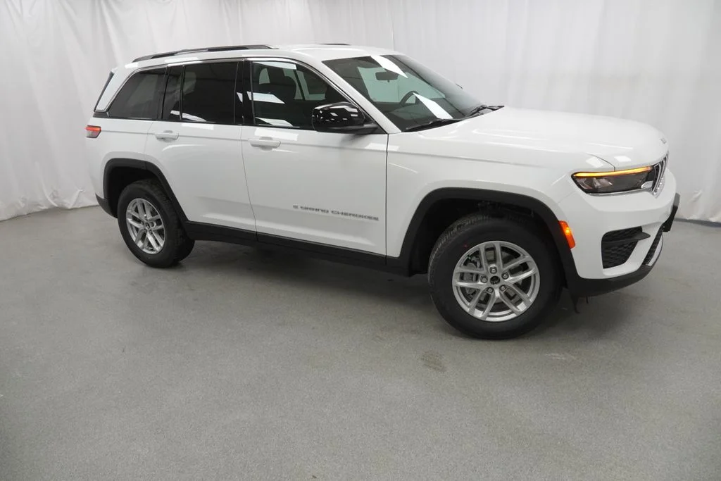 New 2026 Bright White Clear-Coat Exterior Paint Jeep Laredo image 9