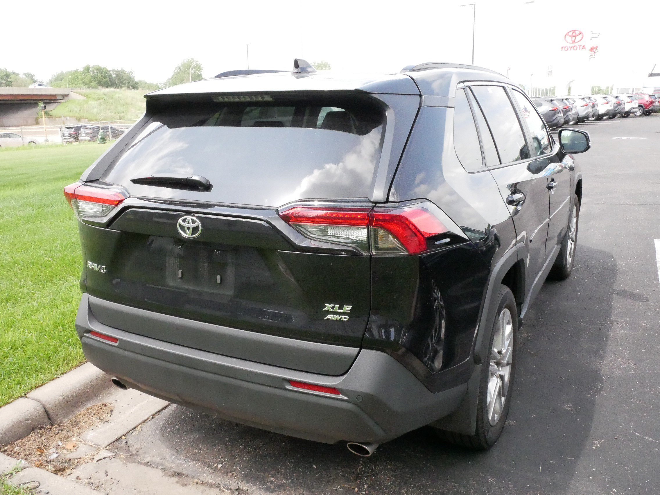 Used 2025 Midnight Black Metallic Toyota XLE Premium image 3