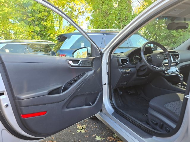 Used 2017 Silver Hyundai SEL image 19