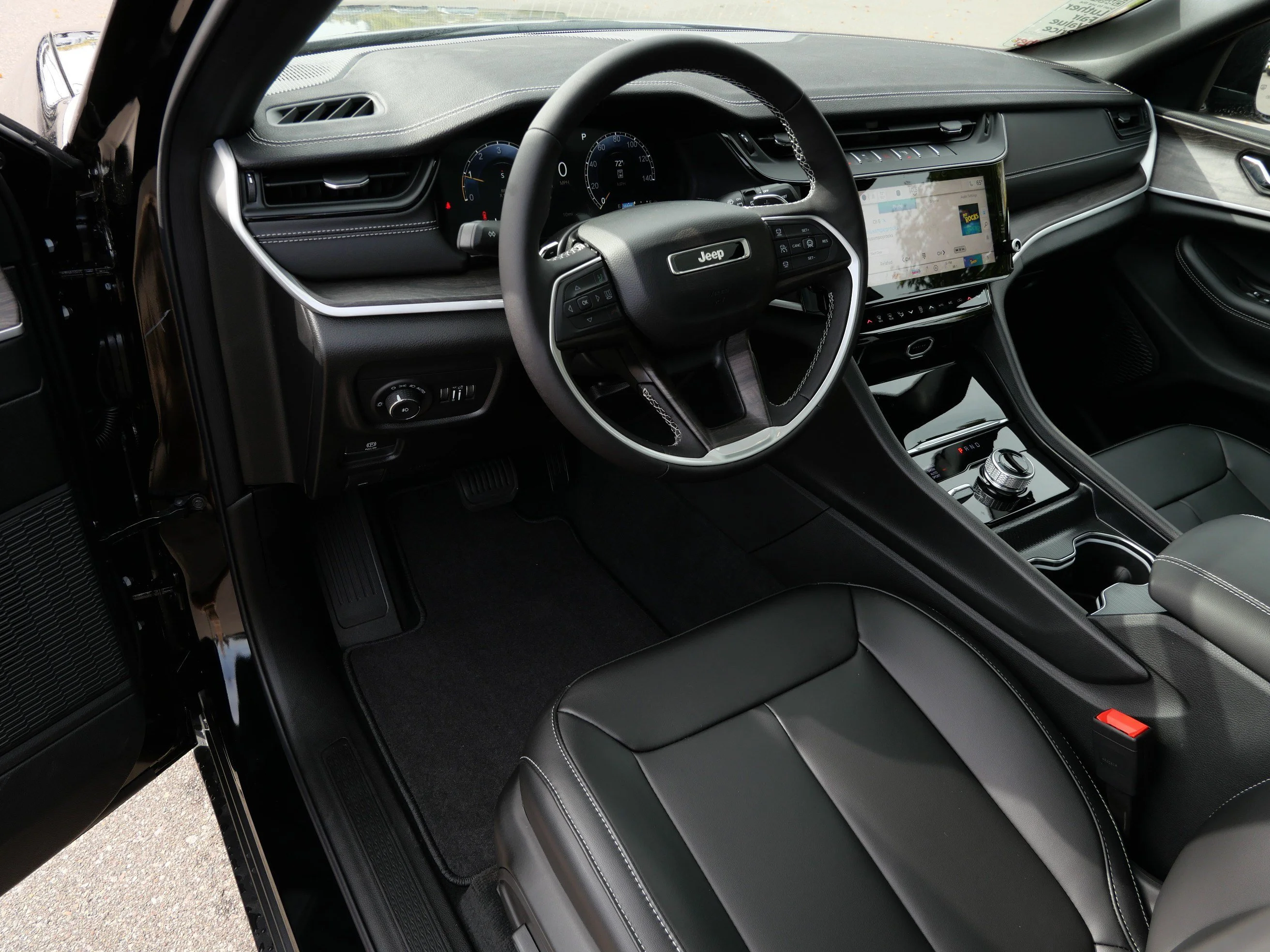 New 2027 High-Gloss Black Paint Jeep Limited image 6